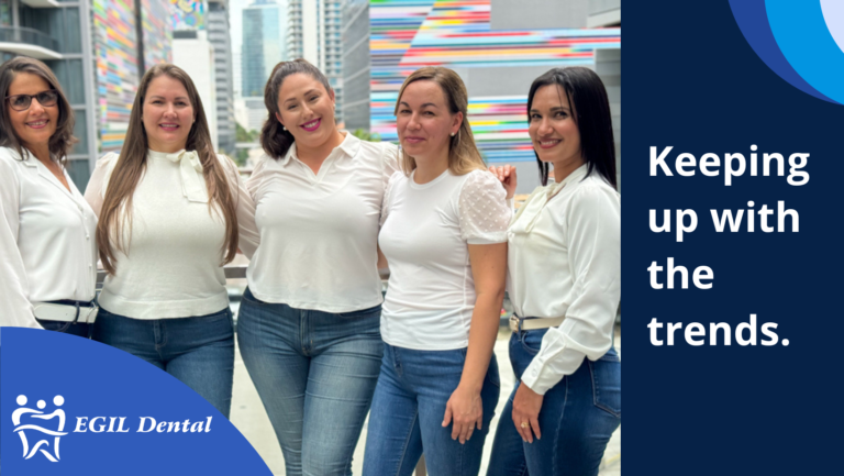 Un grupo de mujeres paradas una al lado de la otra con el texto manteniéndose al día con las tendencias.